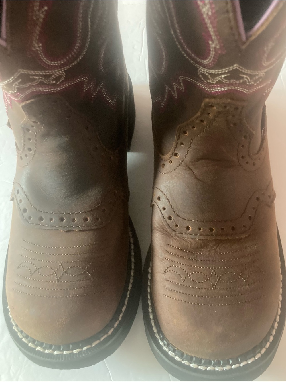 Justin Ladies SZ 7B Brown Leather Western Boots with Prominent Pink Stitching - Picture 6 of 15